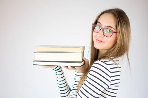 Junge Schöne Mädchen Mit Brille Die Bücher Über Weißem Hintergrund — Stockfoto