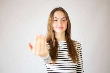 Beyaz arka planda genç bir kadın davet ediyor. Gelmene sevindim.