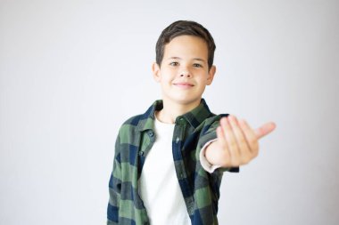 Küçük çocuk sunuyor ve beyaz arka plan için davet ediyor.