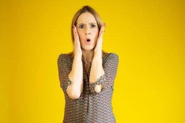 Kafkas kökenli genç bir kadın gergin hareketler yapıyor.