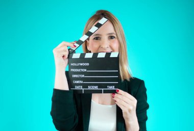 Güzel sarışın kadın yeşil arka planda izole edilmiş bir pano tutuyor.