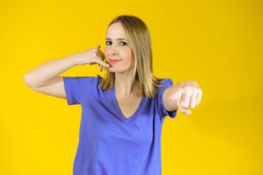 Genç bir kadın bana telefon edip sarı arka planı imzalıyor..