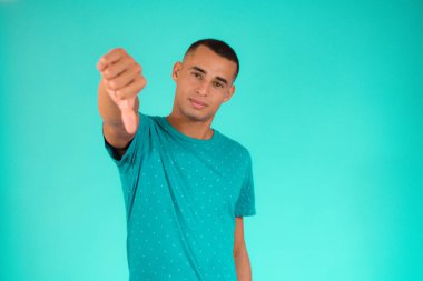 Yeşil arka planı olan havalı Latin bir adam..