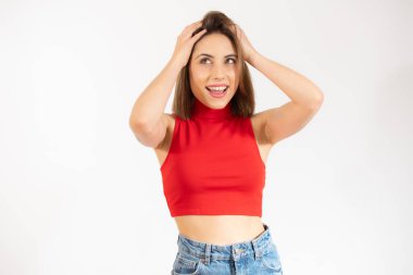 Beyaz arka planda izole edilmiş heyecanlı genç bir kadının görüntüsü. Kameraya bak.