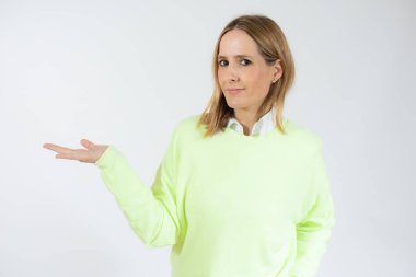 Çekici fotokopi alanının fotoğrafı beyaz arka planda güzel ve çekici bir kadın.