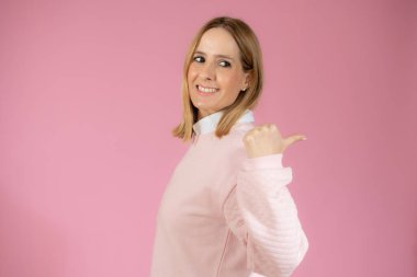 Yan profil fotoğrafını kapat güzel bayan kol parmağı parmağı boş uzay giysisi münferit pembe arka plan