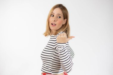 Çizgili tişörtlü genç bir kadın beyaz arka planda izole edilmiş.