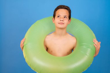 Çocuk yaz tatili tutma silah izole mavi arka planda geçti