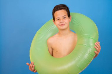 Çocuk yaz tatili tutma silah izole mavi arka planda geçti