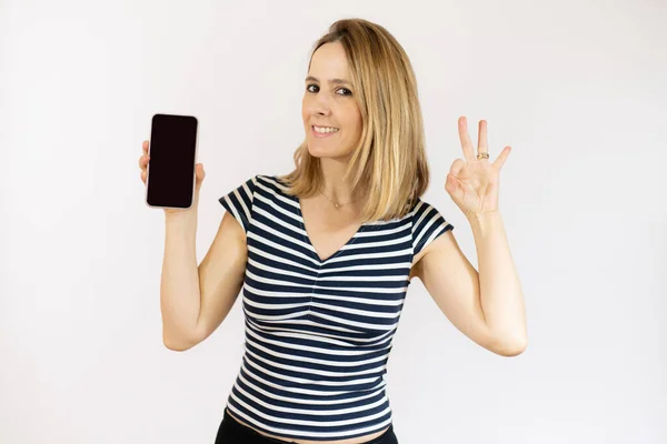 Retrato Una Hermosa Mujer Joven Con Camiseta Rayas Con Signo — Foto de Stock