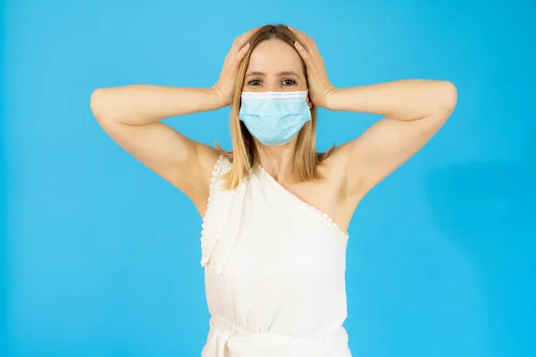 Corona Virüsü Için Cerrahi Maske Takan Heyecanlı Genç Kadın Mavi — Stok fotoğraf