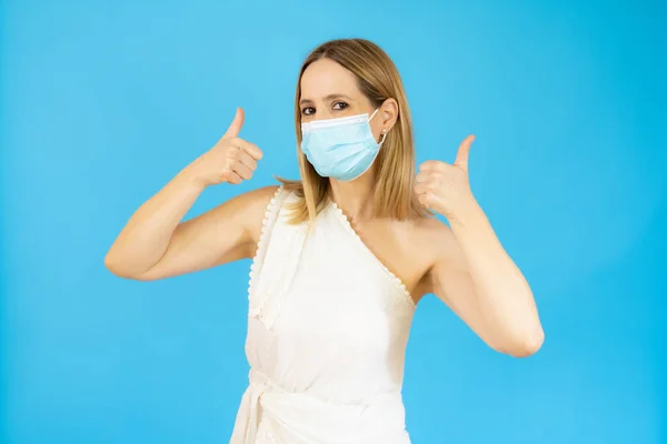 Koruyucu Maske Takan Onay Veren Bir Kadın Corona Virüsü Için — Stok fotoğraf
