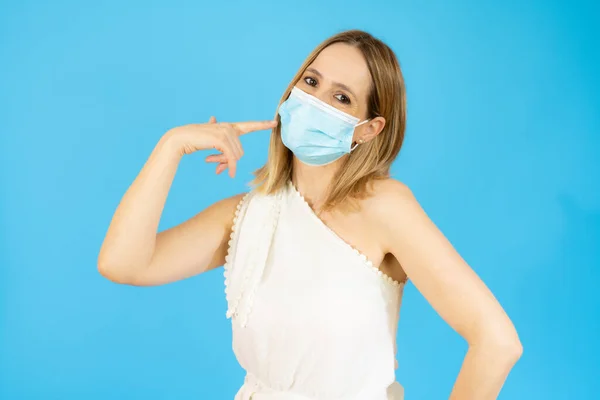 Corona Virüsü Için Ameliyat Maskesi Takan Genç Bir Kadın Mavi — Stok fotoğraf