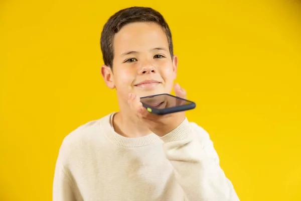 Lindo Chico Hablando Teléfono Móvil Aislado Sobre Fondo Amarillo — Foto de Stock