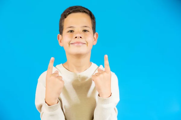 Fröhlich Lächelnder Junge Zeigt Vor Blauem Hintergrund Nach Oben — Stockfoto