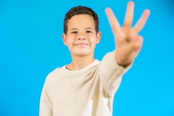 Lächelndes Kind Lässigem Pullover Das Drei Vereinzelt Auf Blauem Hintergrund — Stockfoto