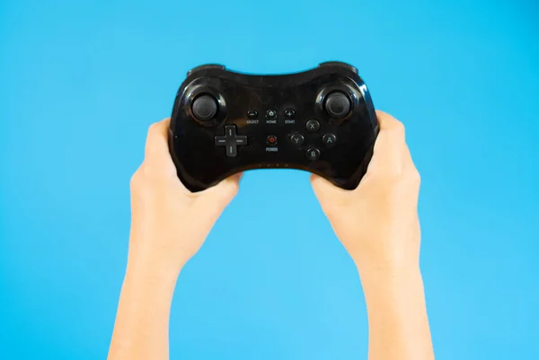 Junge Spielt Videospiele Und Hält Playstation Spielcontroller Der Hand — Stockfoto
