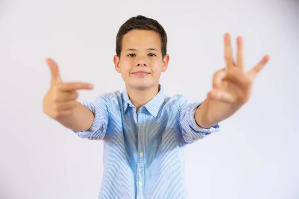 Netter Junge Lässigem Hemd Zeigt Okay Zeichen Isoliert Über Weißem — Stockfoto