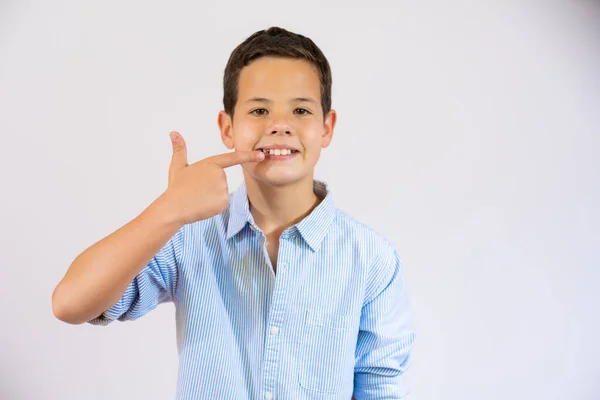 Netter Kleiner Junge Zeigt Mund Mit Dem Finger Isoliert Über — Stockfoto