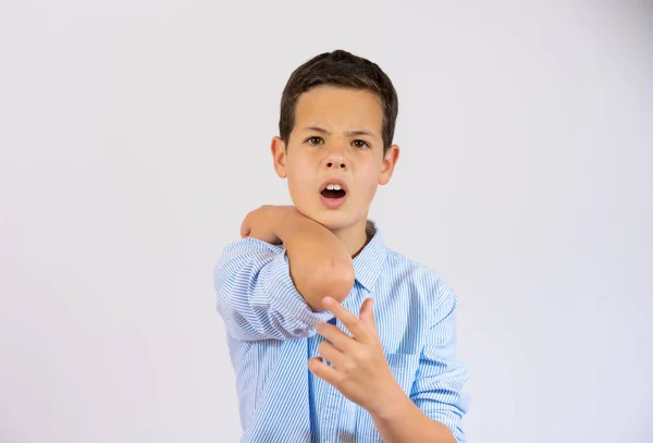 Kleines Kind Mit Schmerzhafter Geste Auf Weißem Hintergrund Isoliert — Stockfoto
