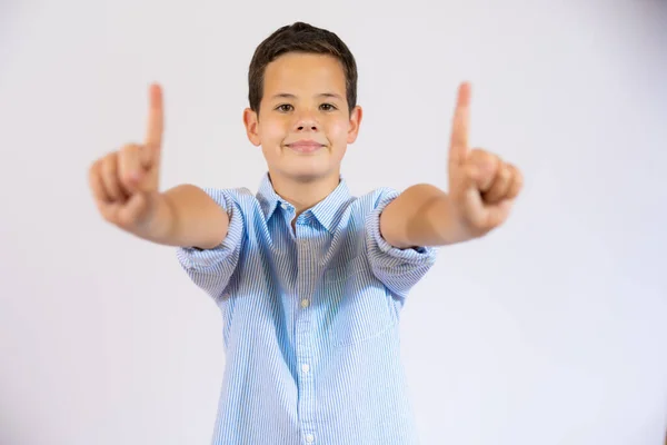 Fröhlich Lächelnder Junge Zeigt Nach Oben Über Weißem Hintergrund — Stockfoto