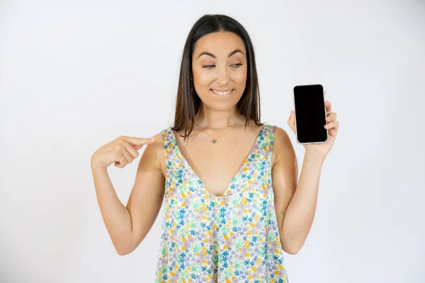 Usmívající Žena Ukazuje Mobilní Telefon Stojící Bílém Pozadí — Stock fotografie