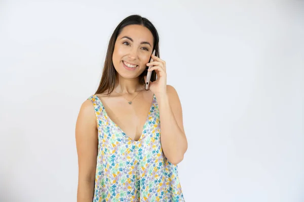 Joyeux Jeune Femme Parlant Sur Téléphone Mobile Isolé Sur Fond — Photo