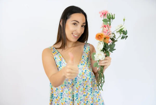 Vacker Kvinna Som Håller Bukett Med Blommor Med Tummen Upp — Stockfoto