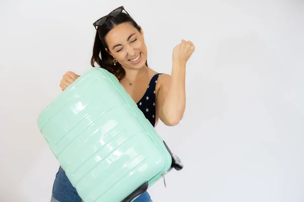 Mujer Viajera Joven Sosteniendo Una Maleta Levantando Puño Después Una —  Fotos de Stock