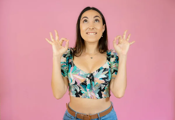 Young Beautiful Woman Wearing Casual Shirt Standing Pink Isolated Background — Stock Photo, Image