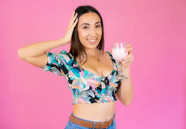 Молодая Женщина Клубничным Молочным Коктейлем Изолированном Розовом Фоне — стоковое фото