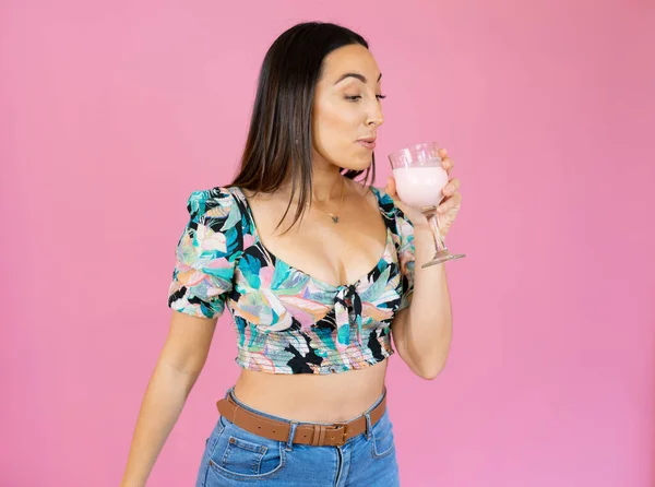 Jeune Femme Avec Milkshake Fraise Sur Fond Rose Isolé — Photo