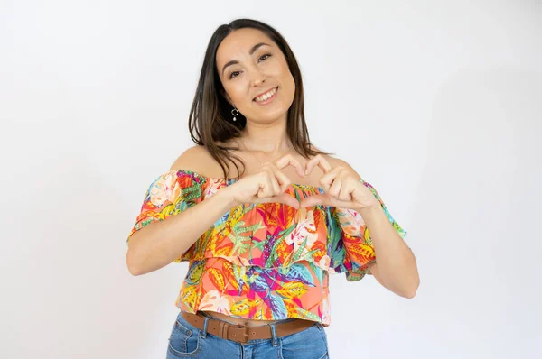 Joven Mujer Sonriente Haciendo Figura Del Corazón Aislada Sobre Fondo —  Fotos de Stock