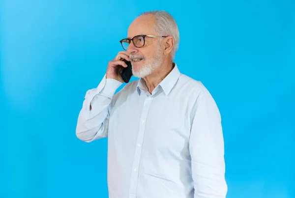 Retrato Feliz Europeu Sênior Homem Falando Telefone Sobre Azul Fundo — Fotografia de Stock