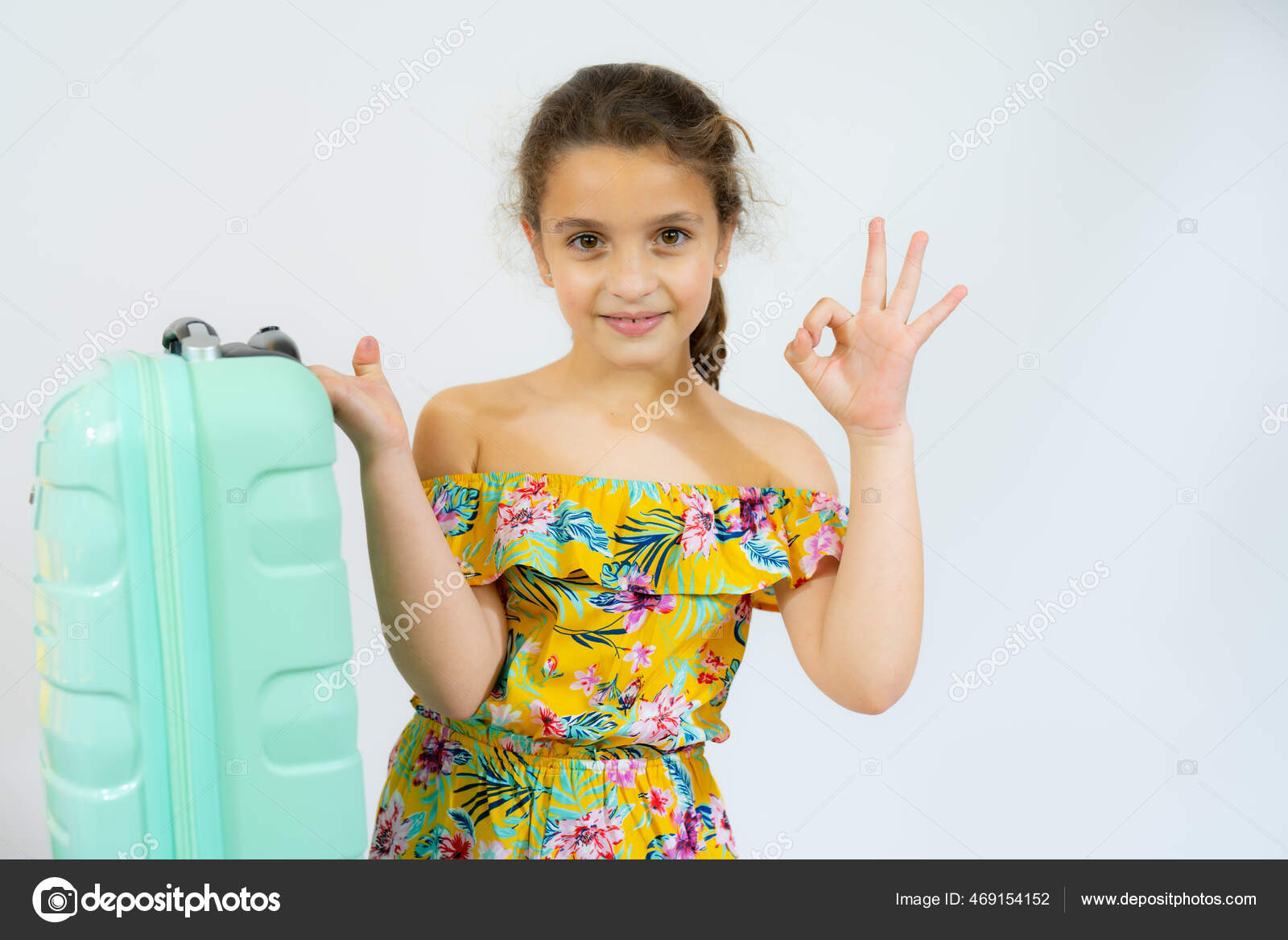 charmante petite fille robe d été avec valise isolée sur fond image