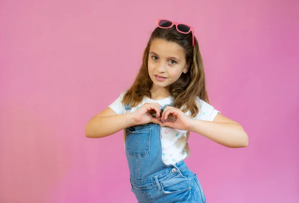 Cute Little Girl Serce Postać Izolowane Różowym Tle — Zdjęcie stockowe