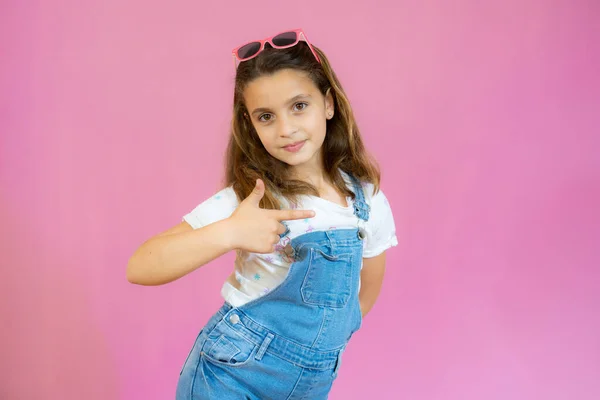 Hermosa Niña Con Ropa Casual Sonriendo Mirando Cámara Apuntando Con —  Fotos de Stock