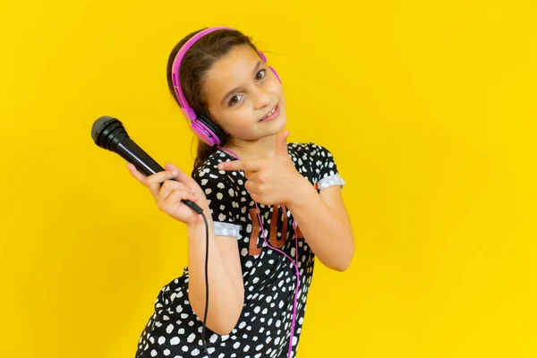 Małe Śliczne Dziecko Słuchające Muzyki Słuchawkach Śpiewające Żółtym Tle — Zdjęcie stockowe
