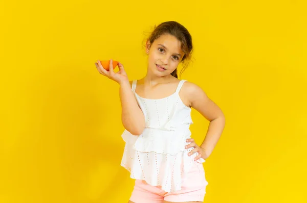 Linda Niña Encantadora Una Camiseta Blanca Sosteniendo Una Media Naranja —  Fotos de Stock