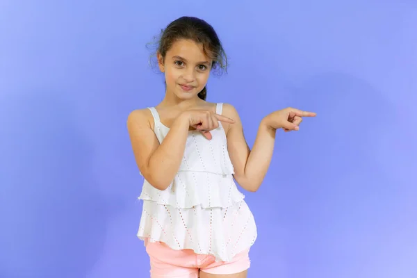 Hermosa Niña Con Ropa Casual Sonriendo Mirando Cámara Apuntando Con — Foto de Stock