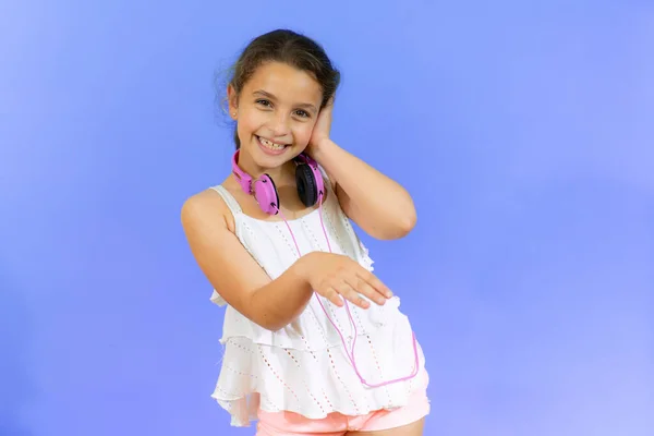 Uśmiechnięte Dziecko Słuchawkach Odizolowane Fioletowego Tła — Zdjęcie stockowe