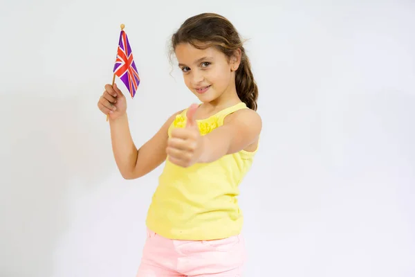 Menina Sorridente Segurando Uma Bandeira Britânica Aprenda Inglês Conceito Escola — Fotografia de Stock