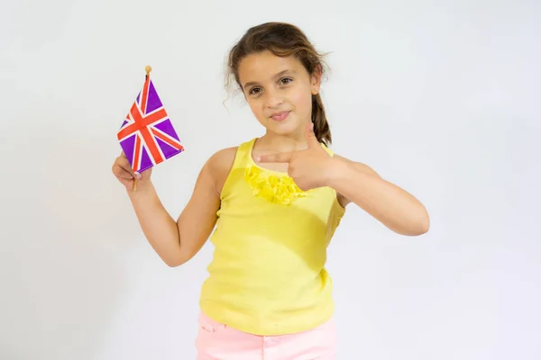 笑着拿着英国国旗的小女孩 学英语 国际语言学校概念 — 图库照片