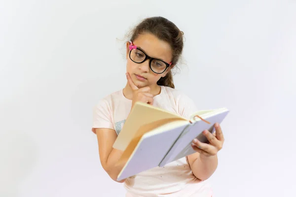 Schöne Kleine Mädchen Stehen Und Lesen Buch Auf Weißem Hintergrund — Stockfoto
