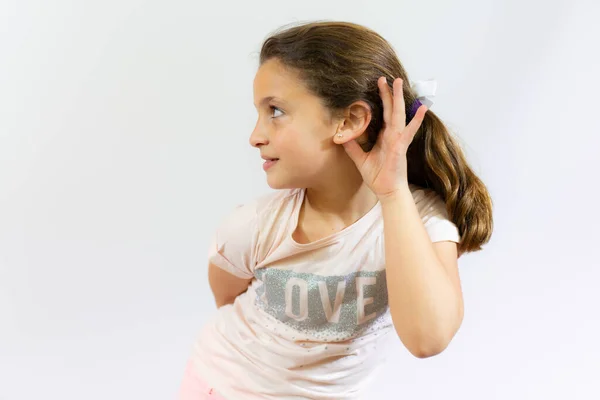 Mała Dziewczynka Robi Odosobniony Gest Słuchania Białym Tle — Zdjęcie stockowe