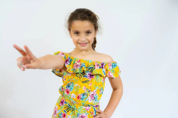 Morena Hispânico Menina Mostrando Apontando Para Cima Com Dedo Isolado — Fotografia de Stock