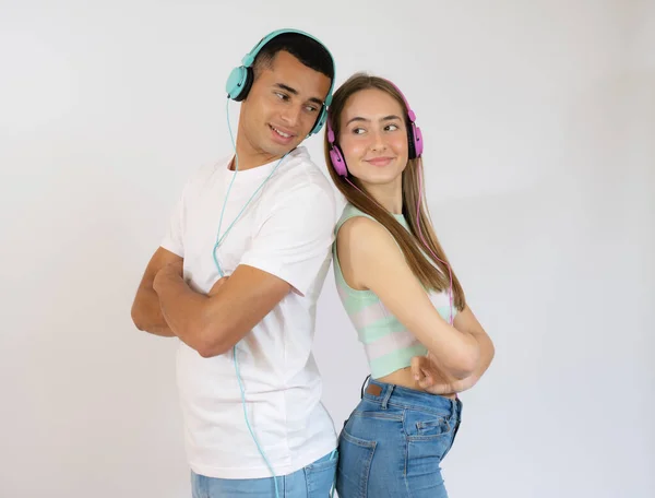 Feliz Casal Amoroso Estúdio Tiro Belo Jovem Casal Ouvindo Música — Fotografia de Stock