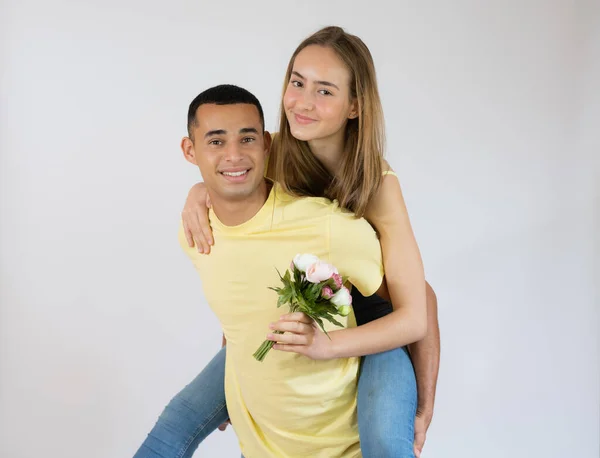 Bonito Jovem Casal Abraçando Olhando Câmera Sobre Fundo Branco — Fotografia de Stock