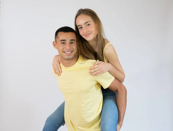 Bonito Jovem Casal Abraçando Olhando Câmera Sobre Fundo Branco — Fotografia de Stock