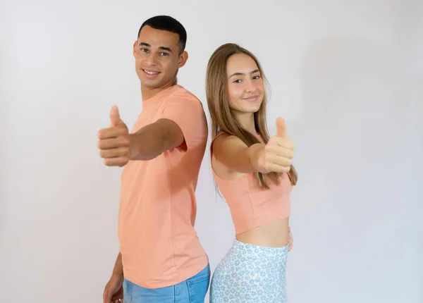 Feliz Joven Pareja Encantadora Mostrando Los Pulgares Hacia Arriba Mirando — Foto de Stock